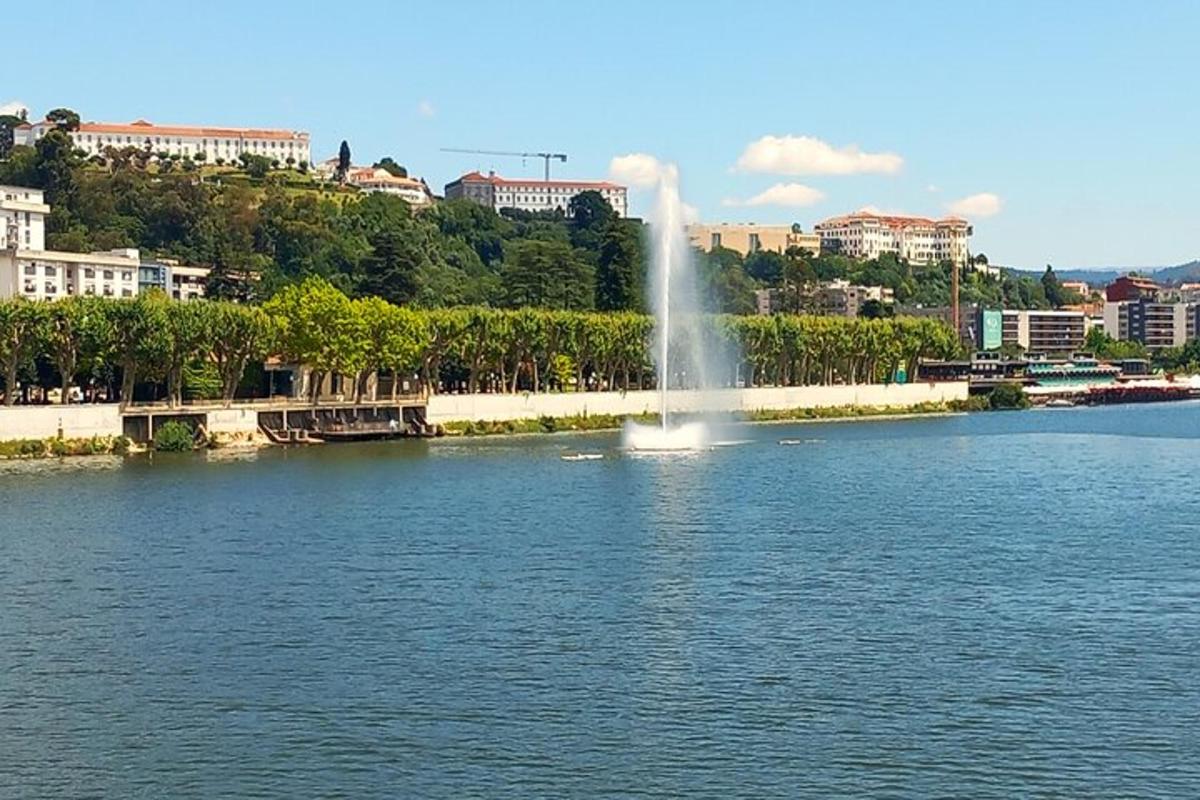 una fontana in mezzo a uno specchio d'acqua