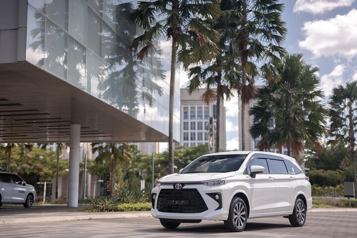 Bílá Toyota Fortuner zaparkovaná před budovou