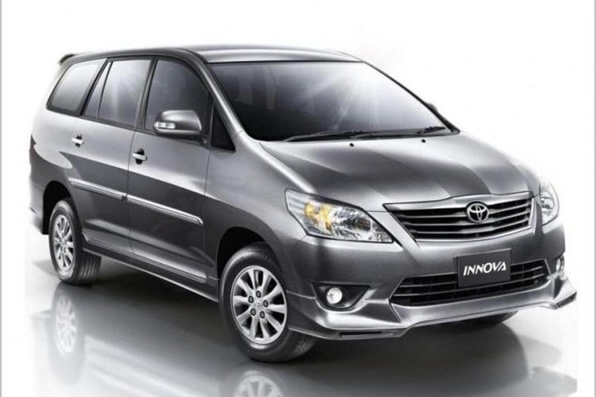 uma minivan cinza é mostrada em um fundo branco