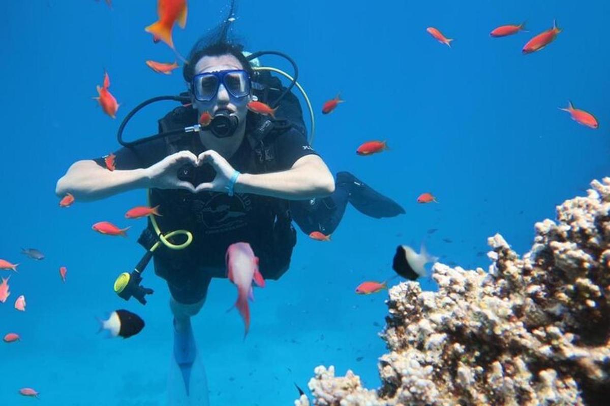un uomo che fa il segno del cuore mentre si immerge nell'oceano
