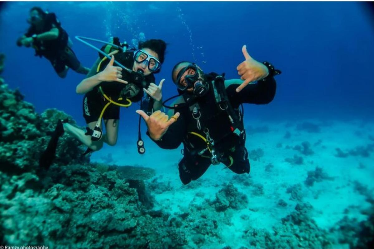 un gruppo di persone nell'oceano che fanno il gesto del pollice in su