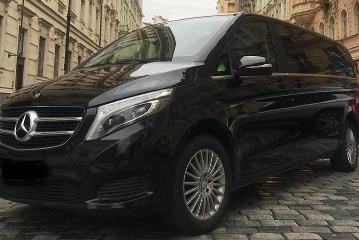 un'auto nera è parcheggiata su una strada