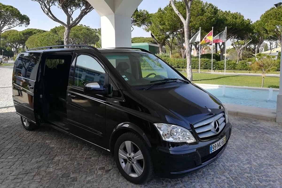 en svart varebil parkert foran en bygning