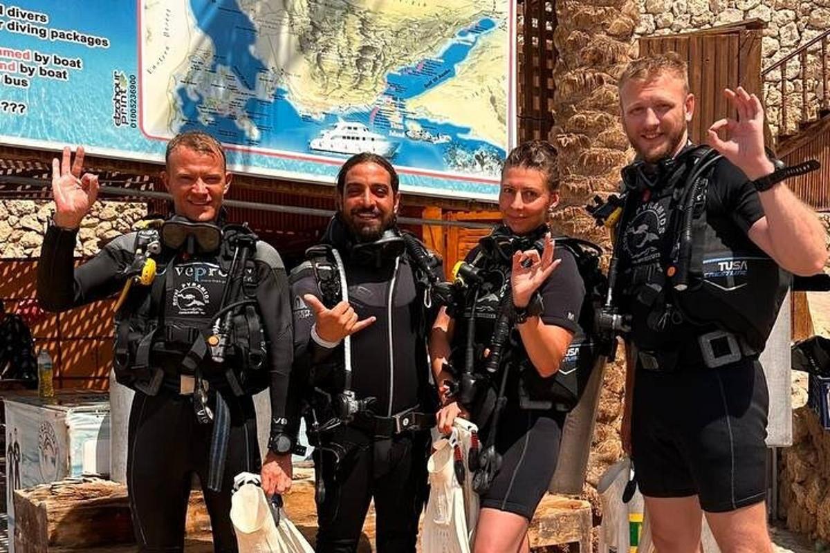 un gruppo di tre uomini in piedi davanti a una mappa