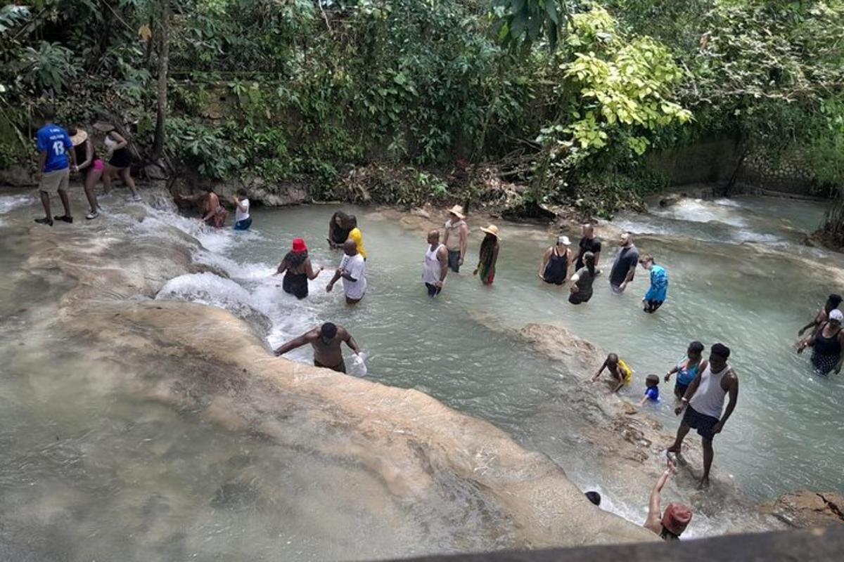 Un grupo de personas en el agua de un río.