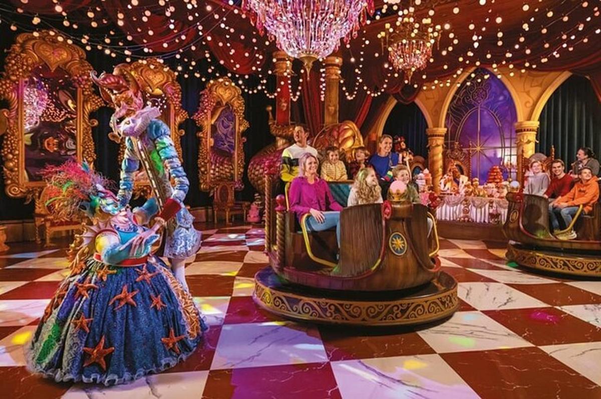 un gruppo di persone sedute su sedie durante un concorso Disney