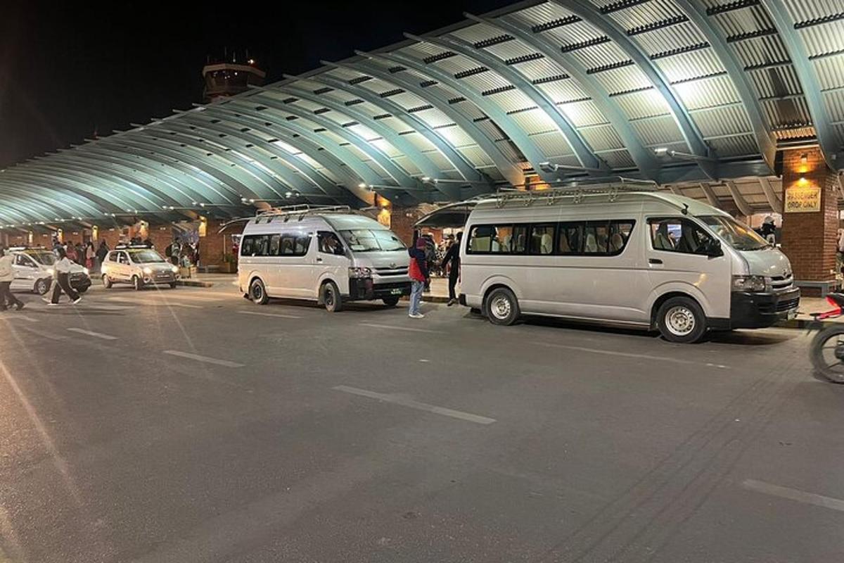 dvě dodávky zaparkované na parkovišti u letiště
