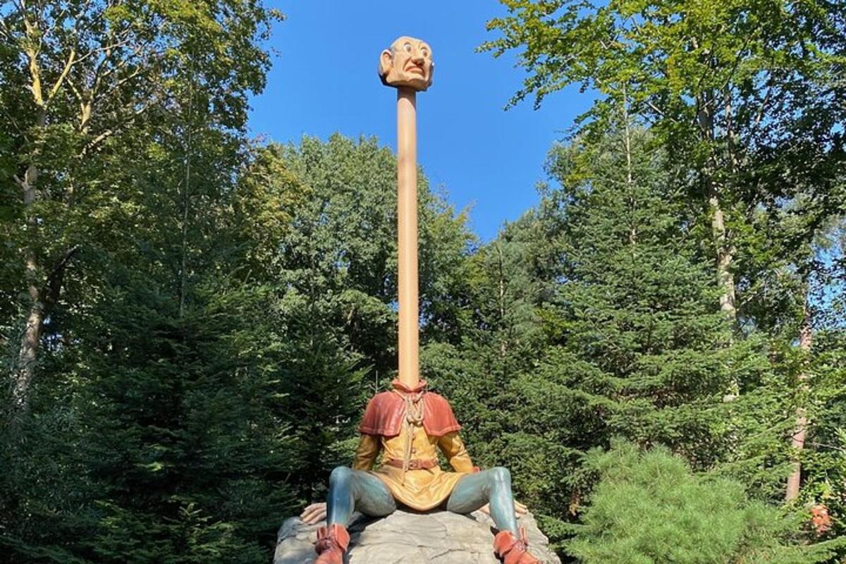 una statua di un uomo che tiene in mano una mazza da baseball