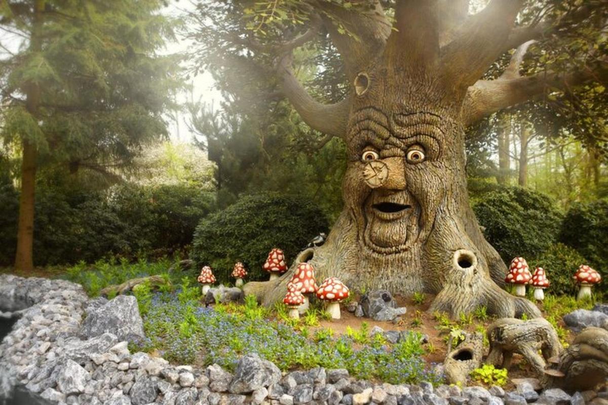 una statua di un albero con un volto sopra