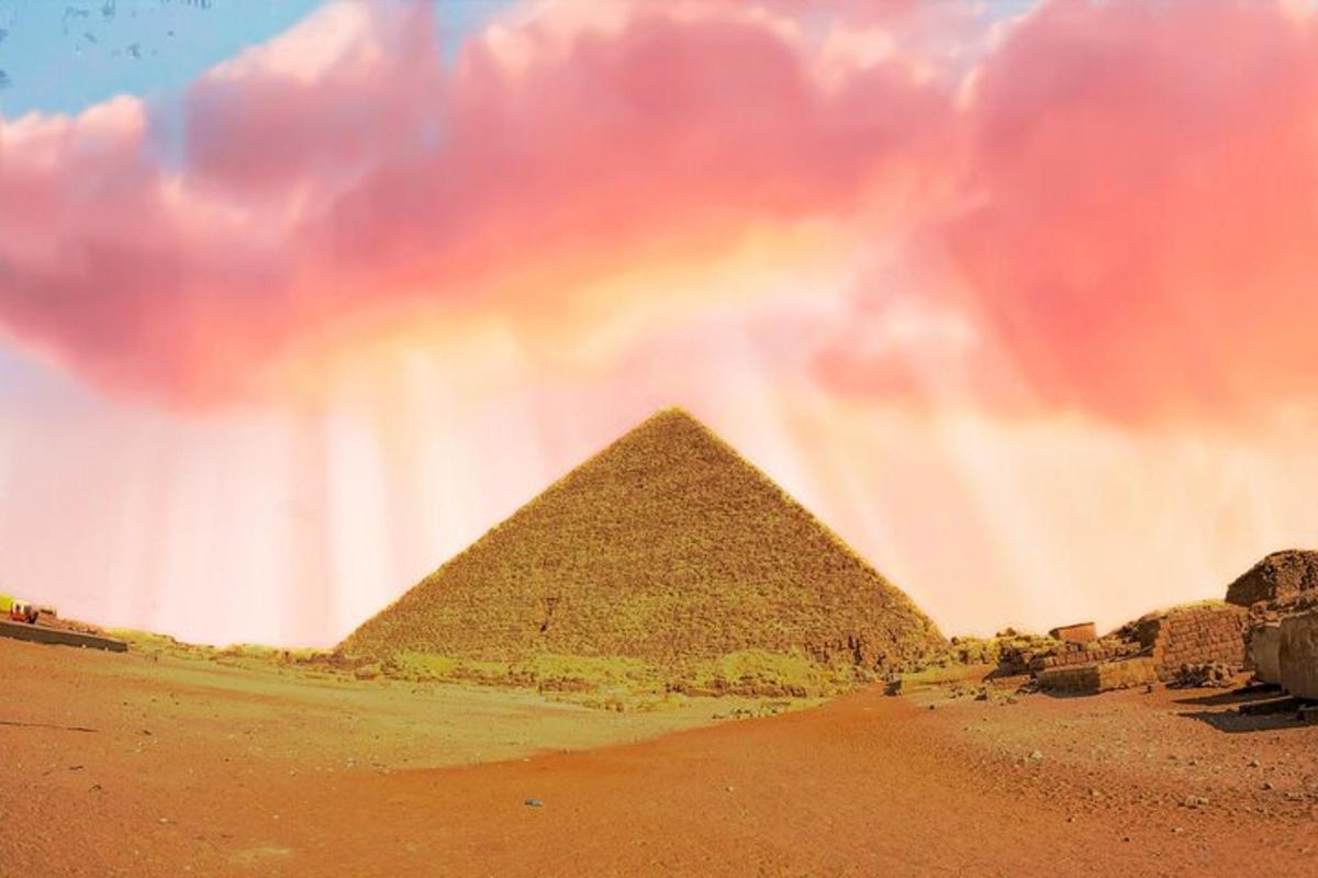 un arcoíris sobre las pirámides en el desierto