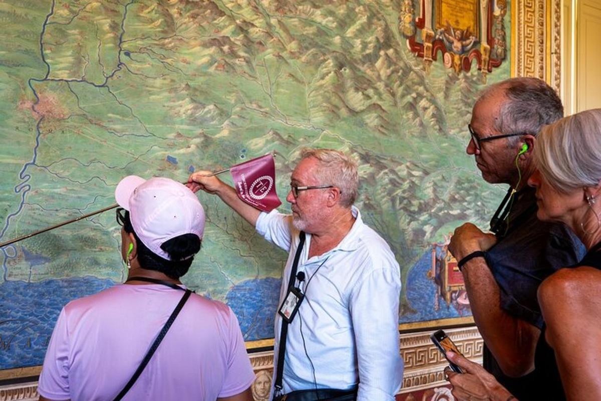 un grup de persones dretes davant d'un mapa