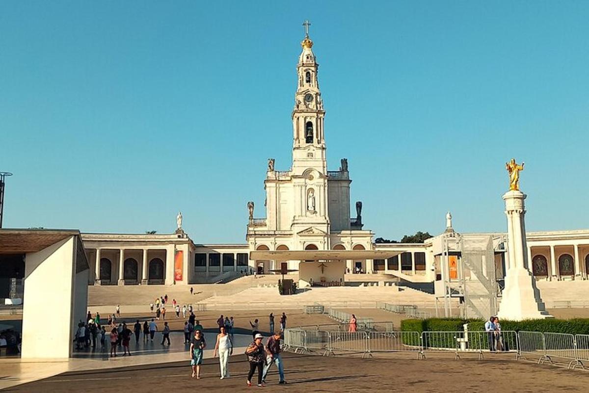 un grande edificio con una torre dell'orologio di fronte