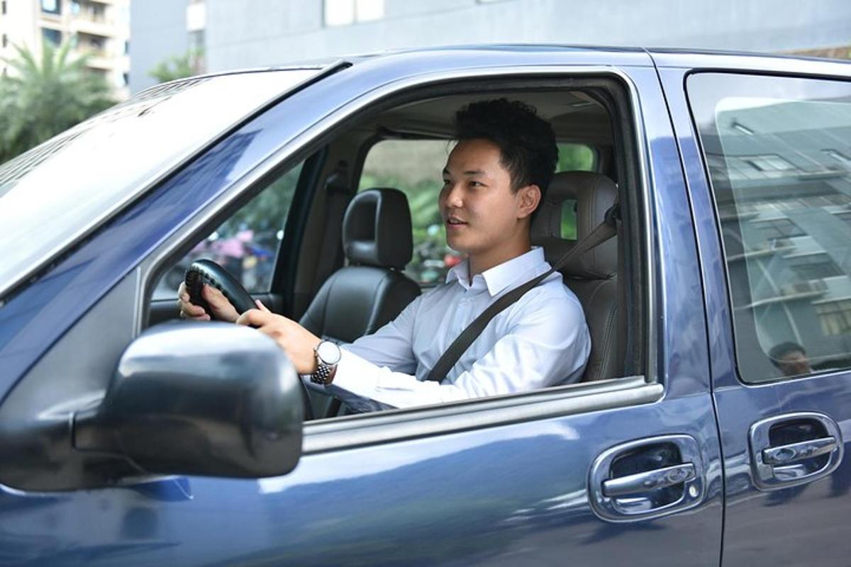 un uomo guida un'auto blu