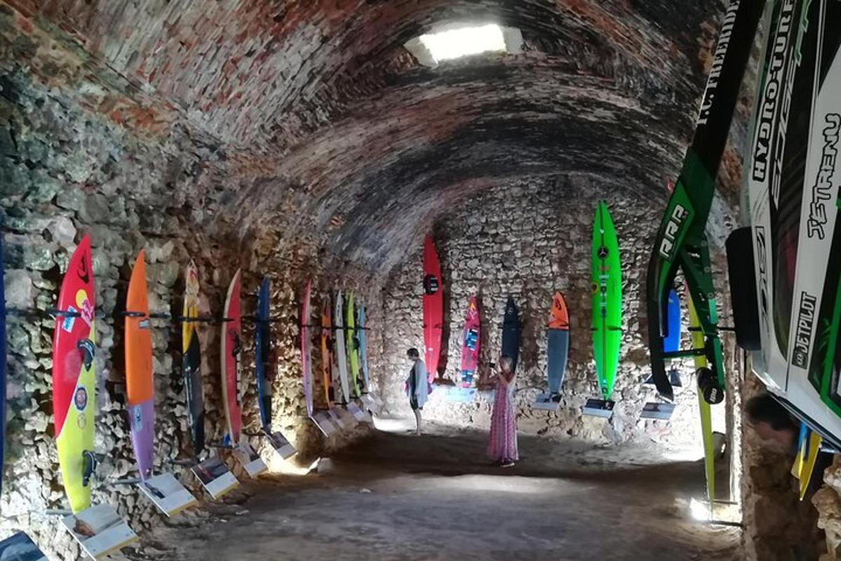 tunelī ir sarindots slēpju bars