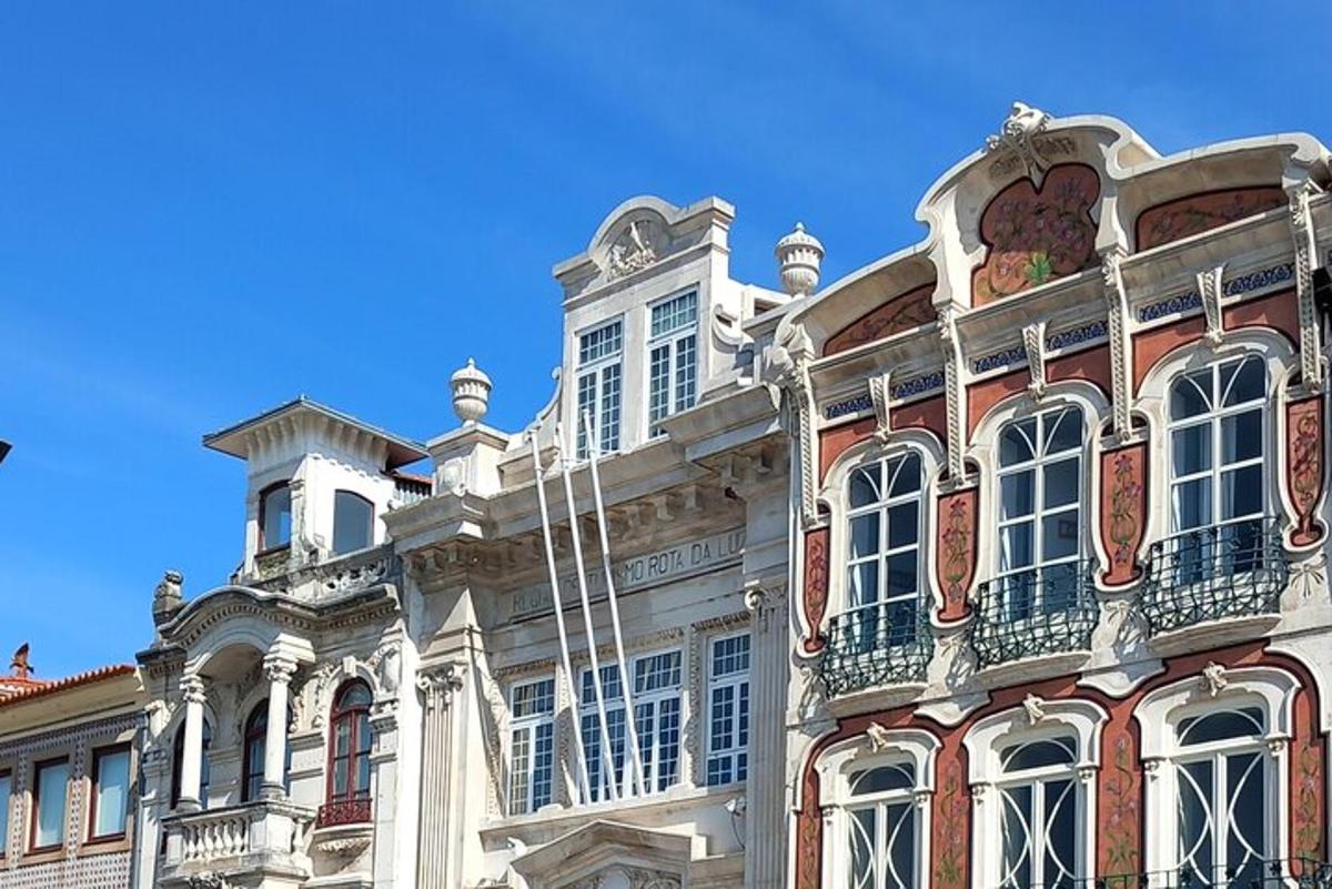 velká červenobílá budova s balkonem