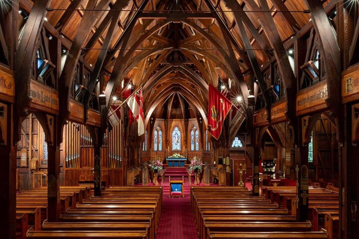 una grande chiesa con banchi di legno e bandiere al suo interno