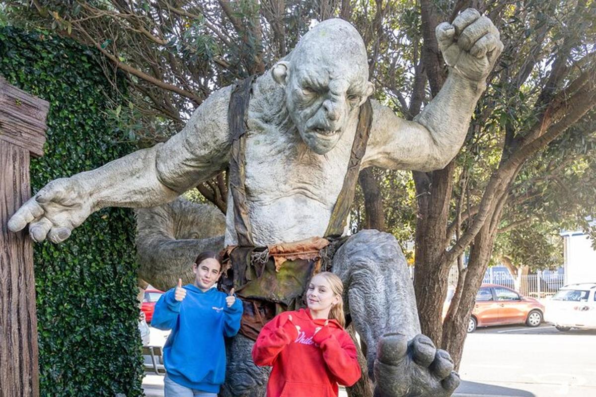 due persone in piedi davanti a una statua