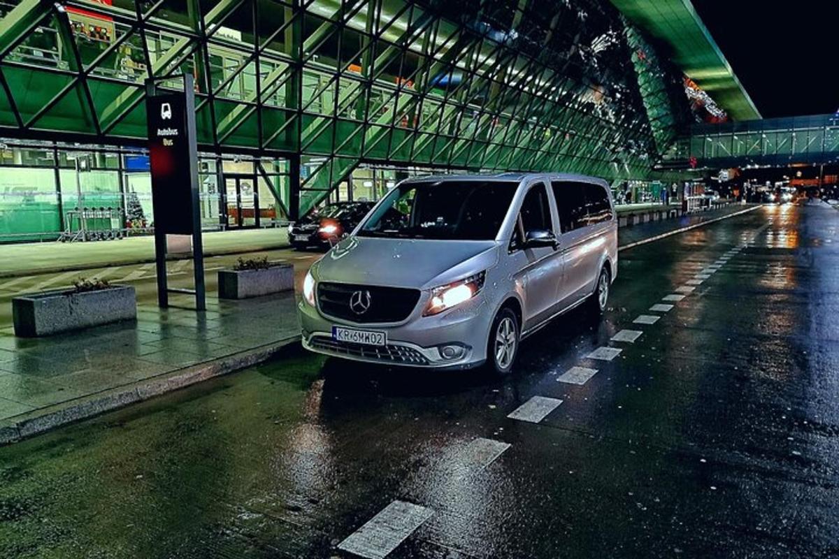 srebrny van zaparkowany na parkingu