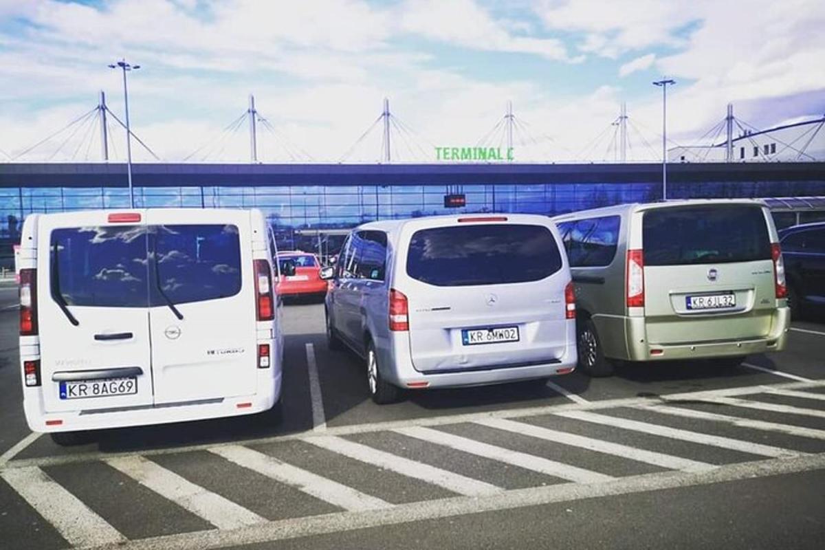skupina troch dodávok zaparkovaných na parkovisku