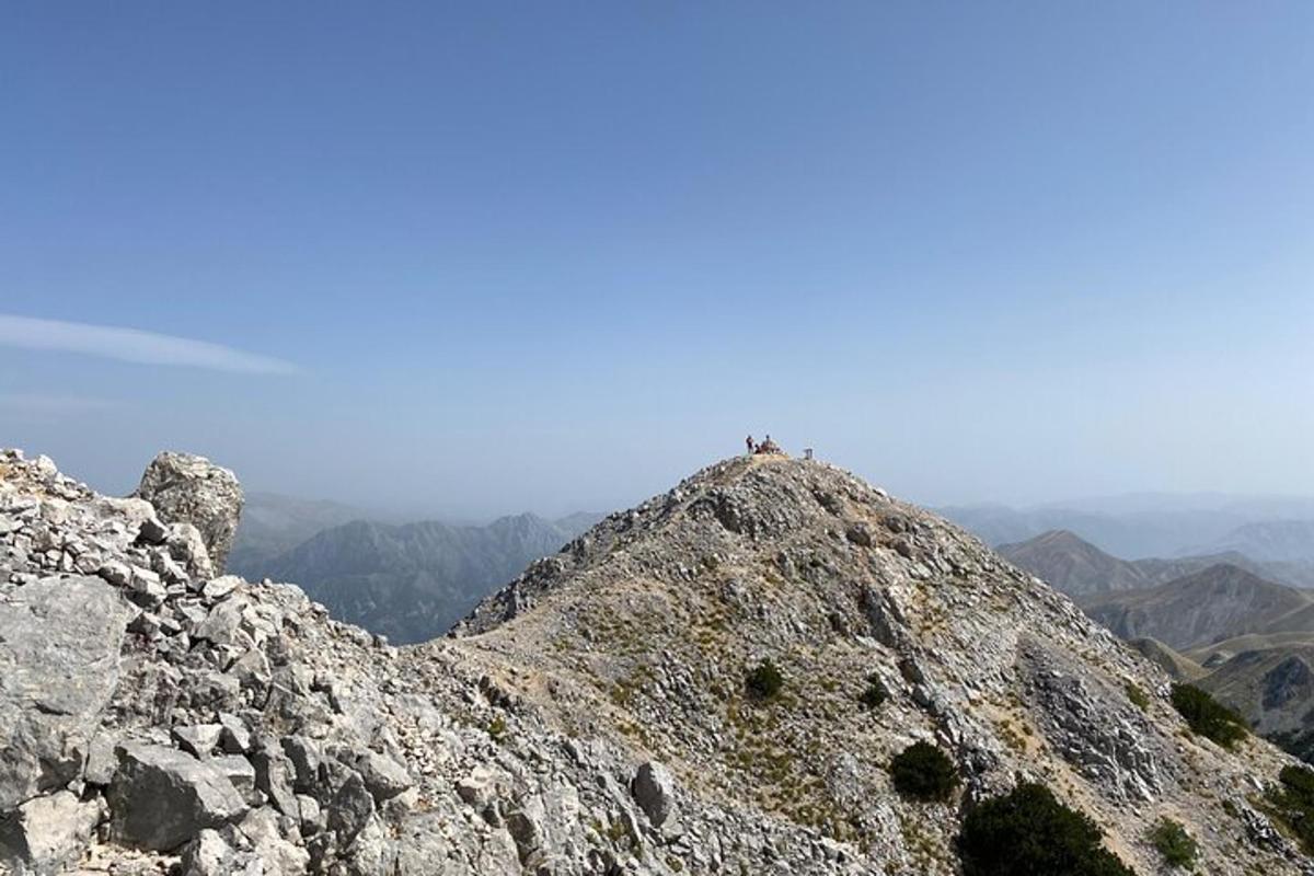 ένα άτομο που κάθεται στην κορυφή ενός βουνού