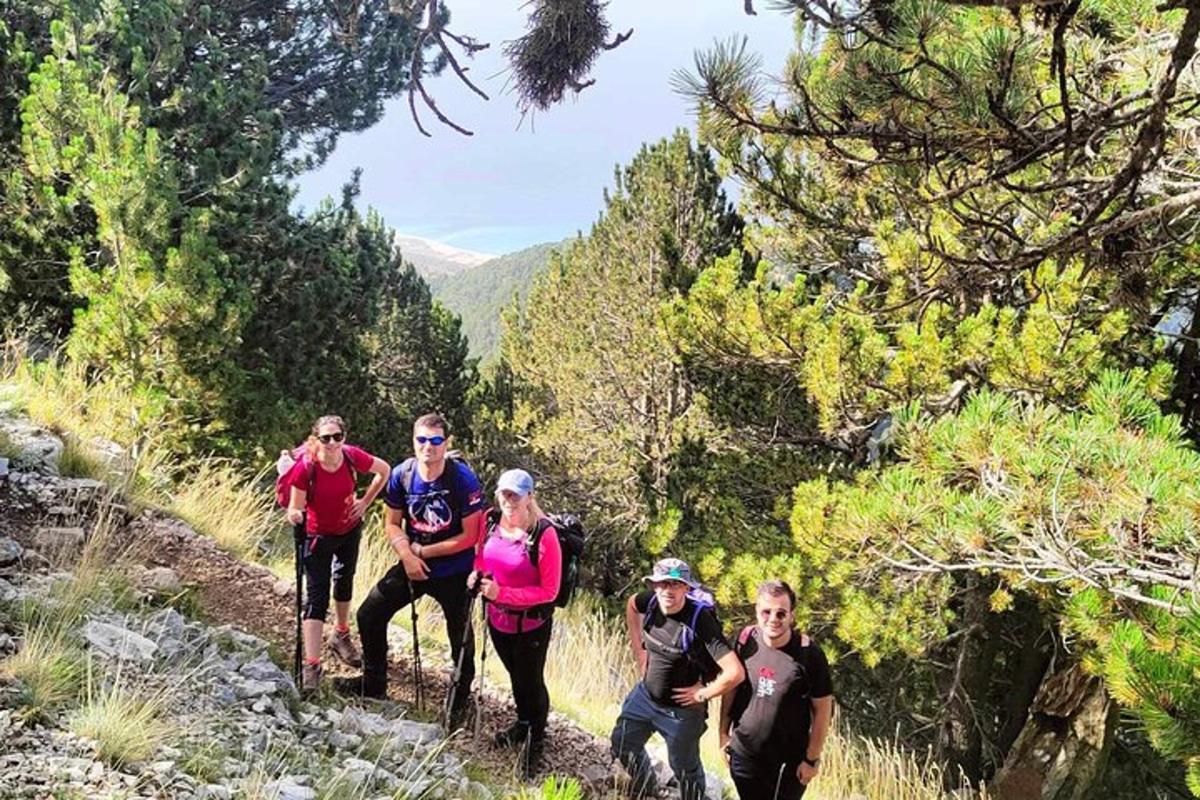 μια ομάδα ανθρώπων που περπατούν σε ένα ορεινό μονοπάτι