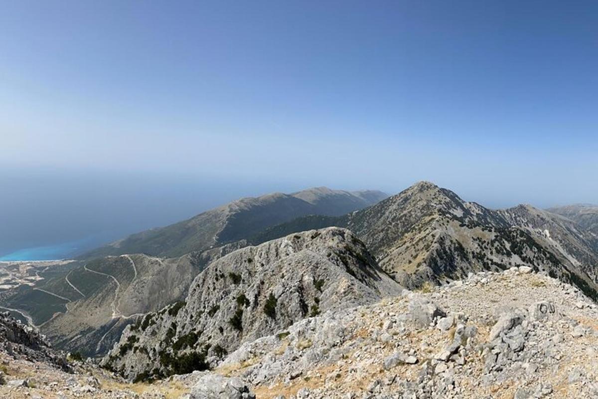 μια θέα από την κορυφή ενός βουνού