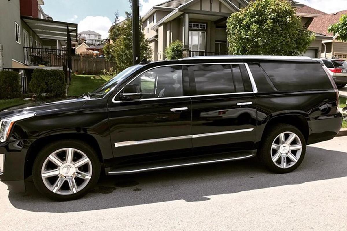 černé SUV zaparkované před domem