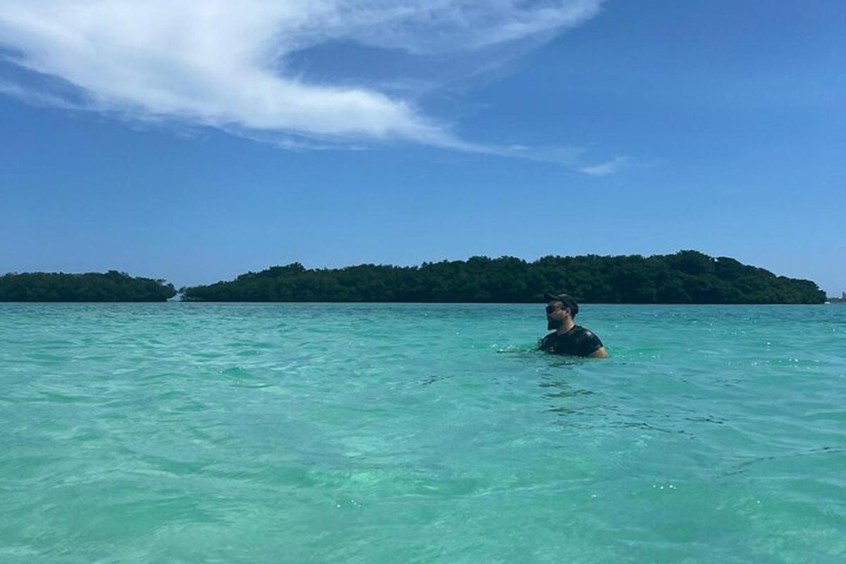 um homem parado na água do oceano