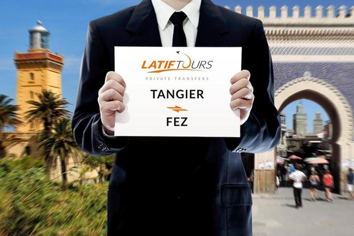 seorang pria berjas dan dasi memegang tanda