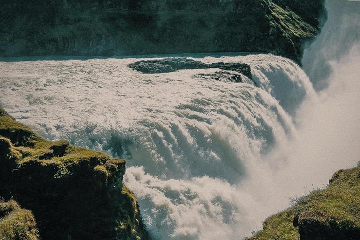 una cascada en medio de un río
