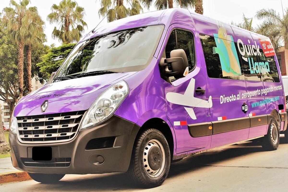 vijoličen kombi s sladoledom, parkiran na ulici