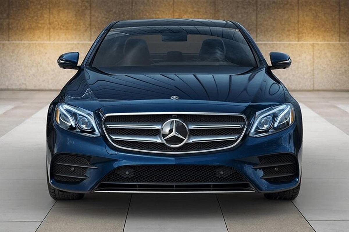moder avtomobil znamke mercedes benz, parkiran v garaži