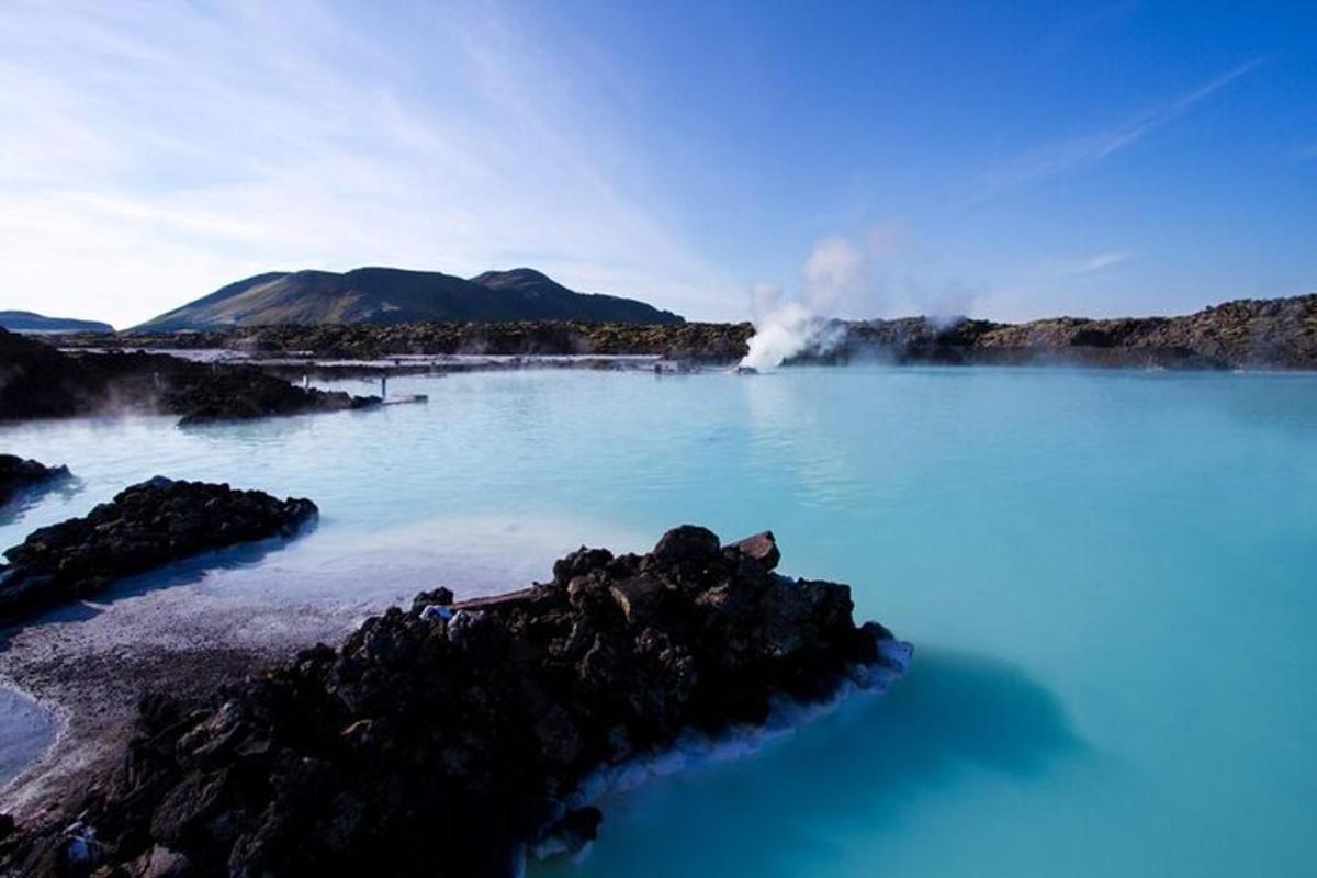 kolam air biru dengan wap di latar belakang