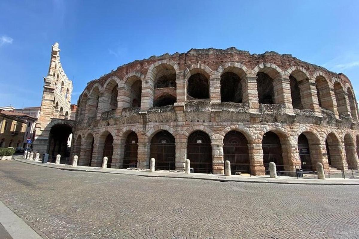 un grande edificio in mattoni con una torre sullo sfondo