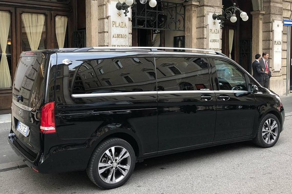 un minivan nero parcheggiato sul ciglio di una strada