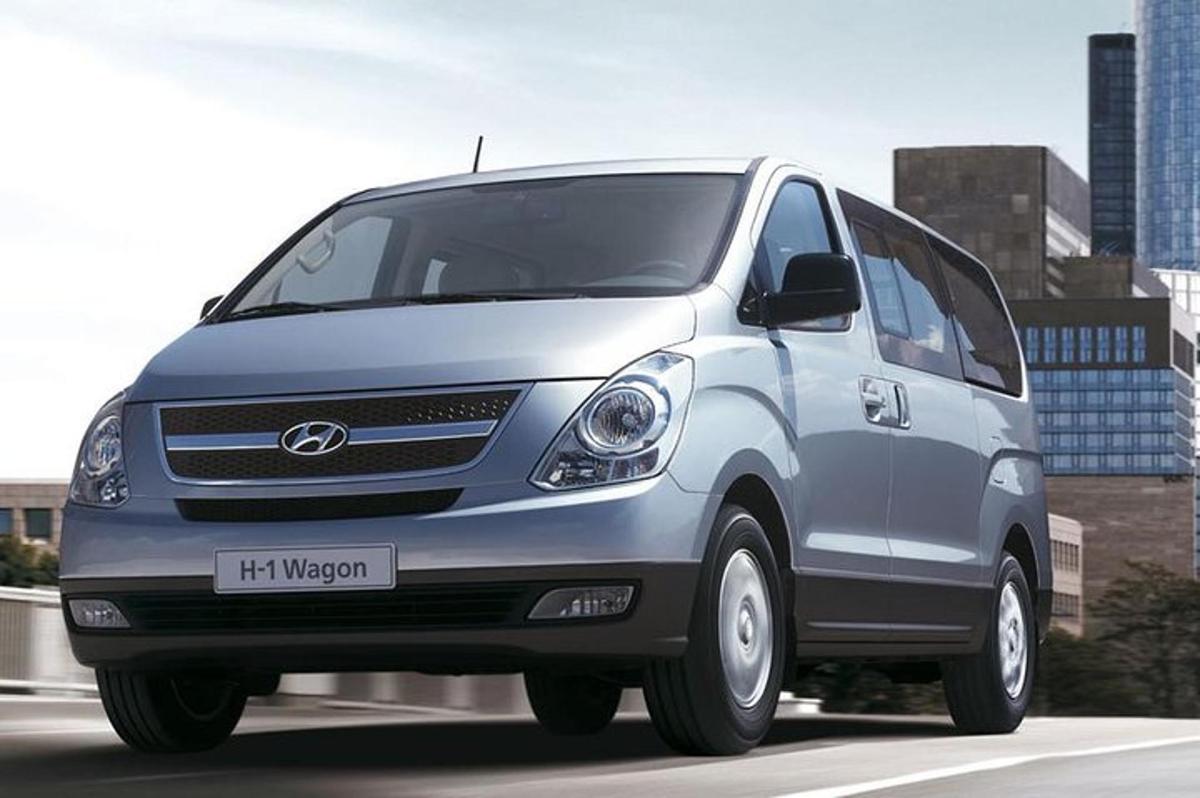 o dubă Hyundai argintie parcată pe o stradă a orașului