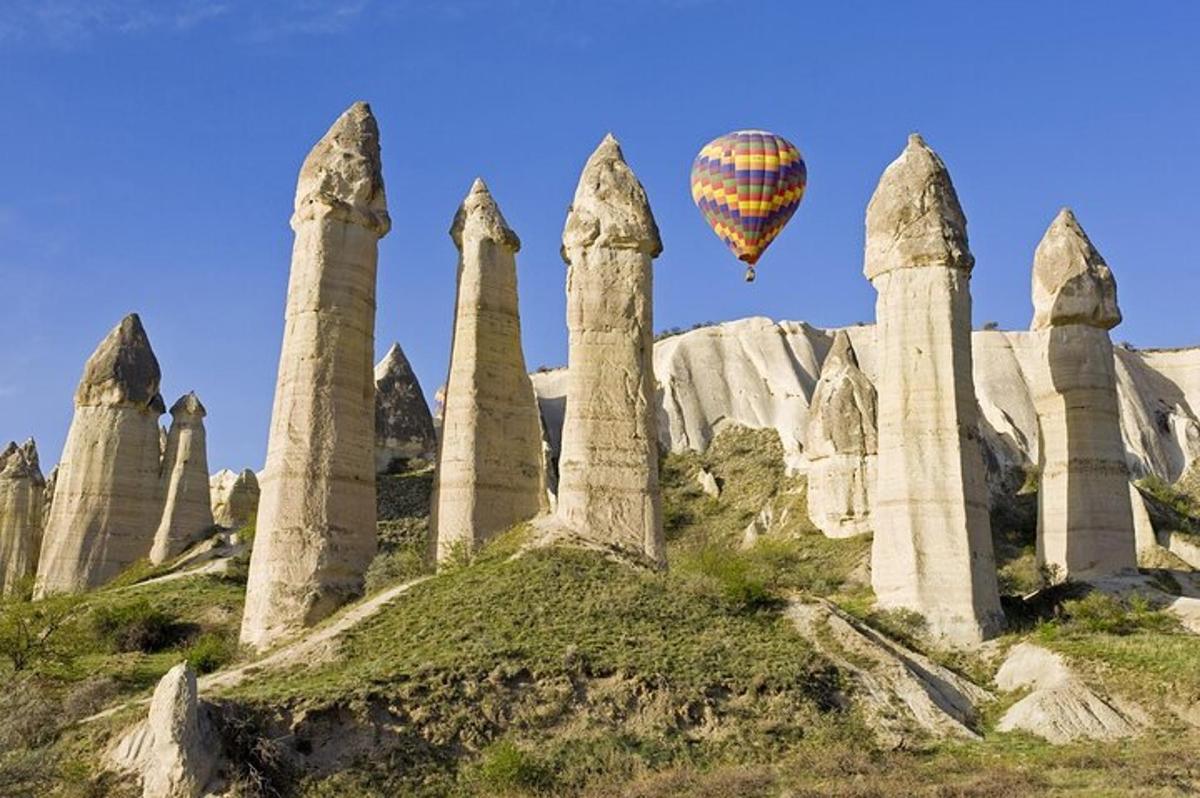 balon na vroč zrak, ki leti nad skalno formacijo