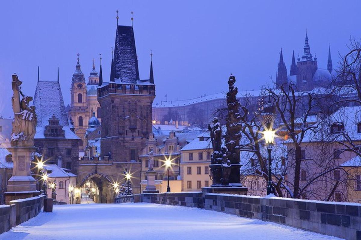 uma cidade na neve à noite