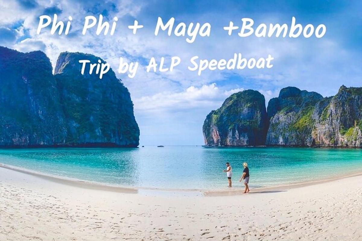 pasangan berjalan di pantai di filipina