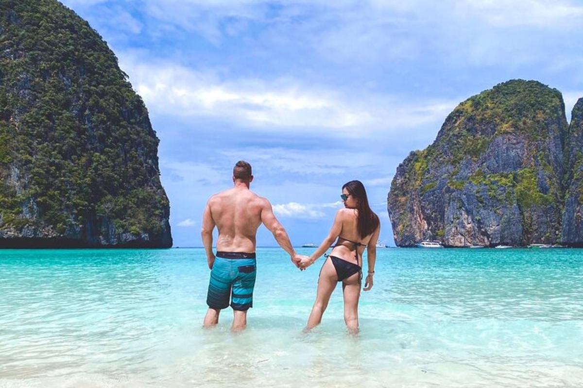 seorang lelaki dan wanita berdiri di dalam air di lautan