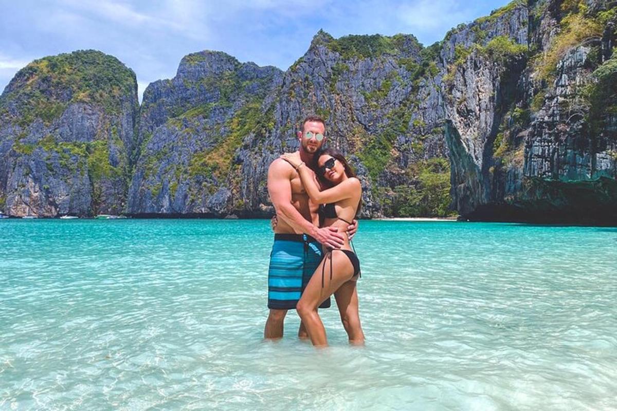 seorang lelaki dan wanita berdiri di dalam air di lautan