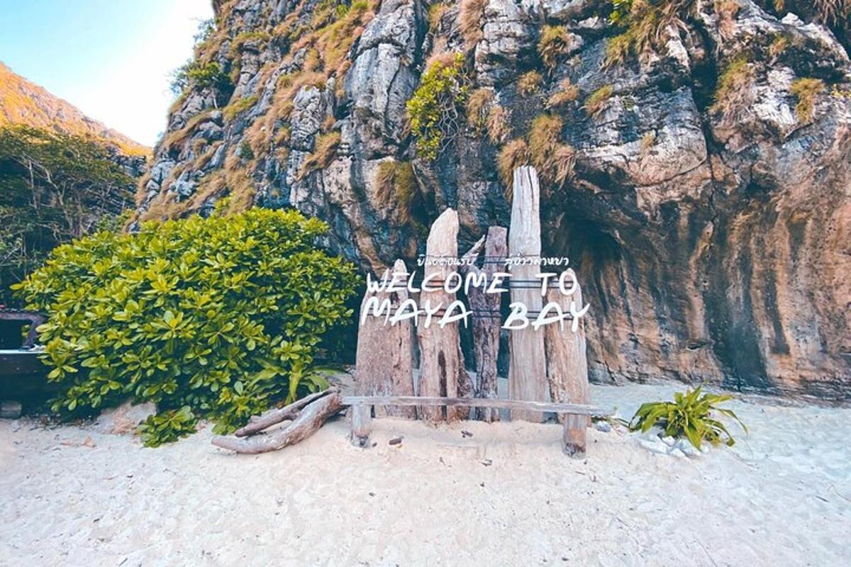 산 옆 해변에 놓인 벤치