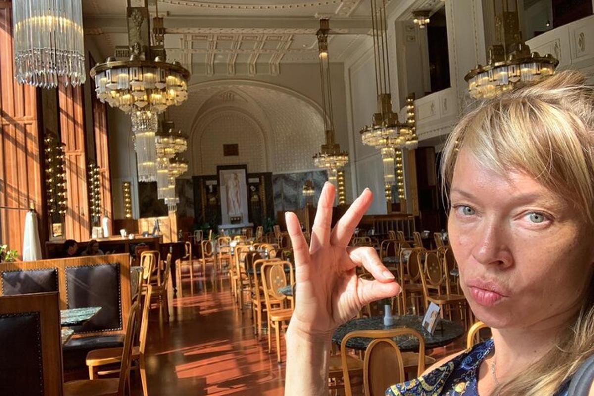 uma mulher segurando seu sinal de paz em um restaurante