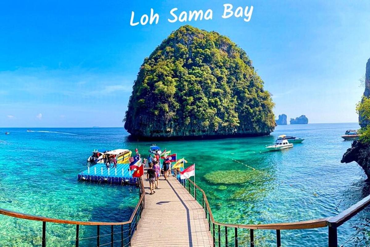 sekumpulan orang berdiri di atas jeti bersebelahan pulau kecil