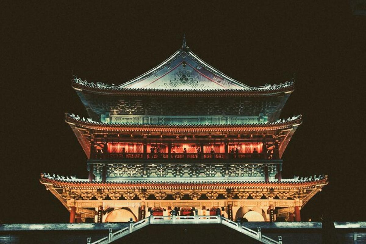 un grande edificio con una torre di notte