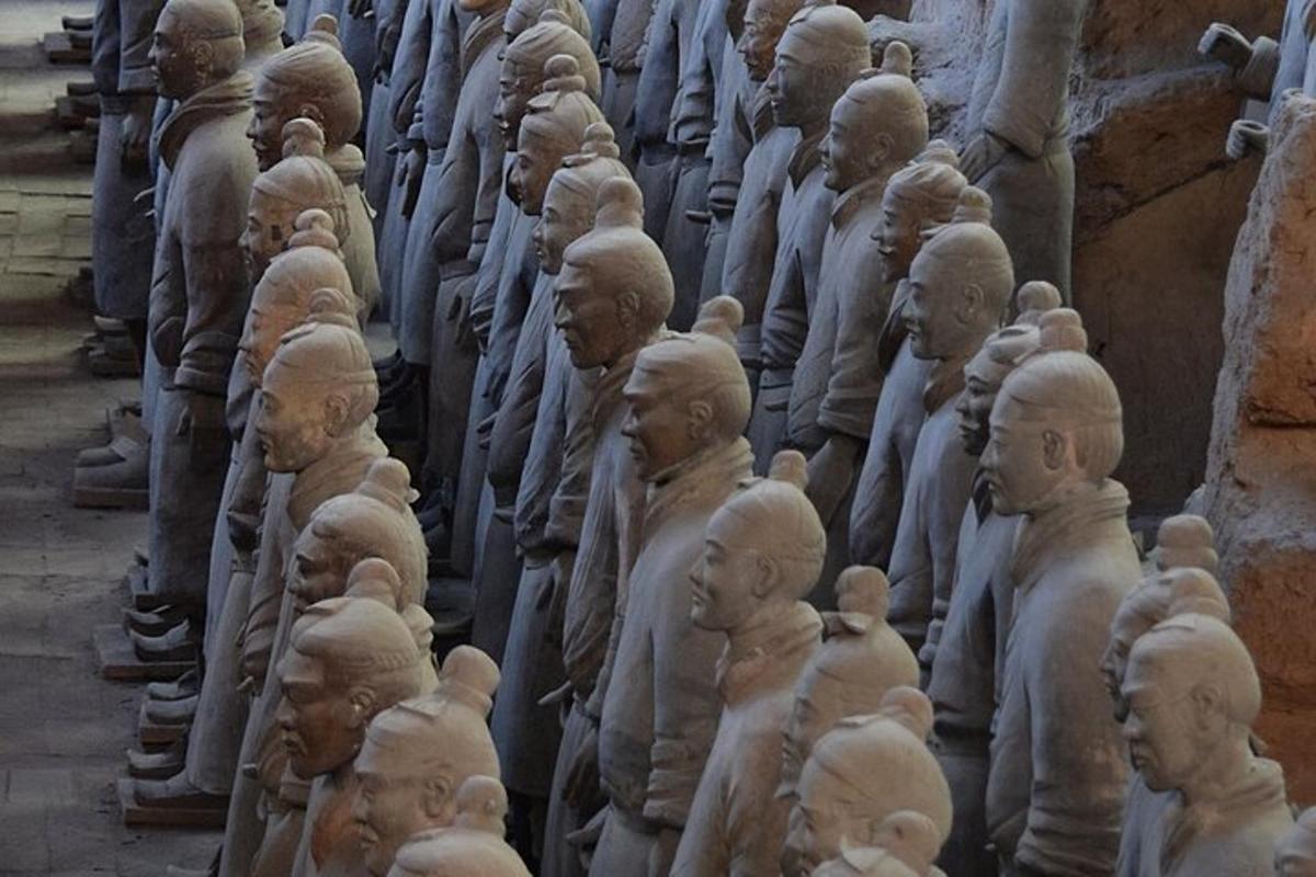 un gruppo di statue di uomini su un muro