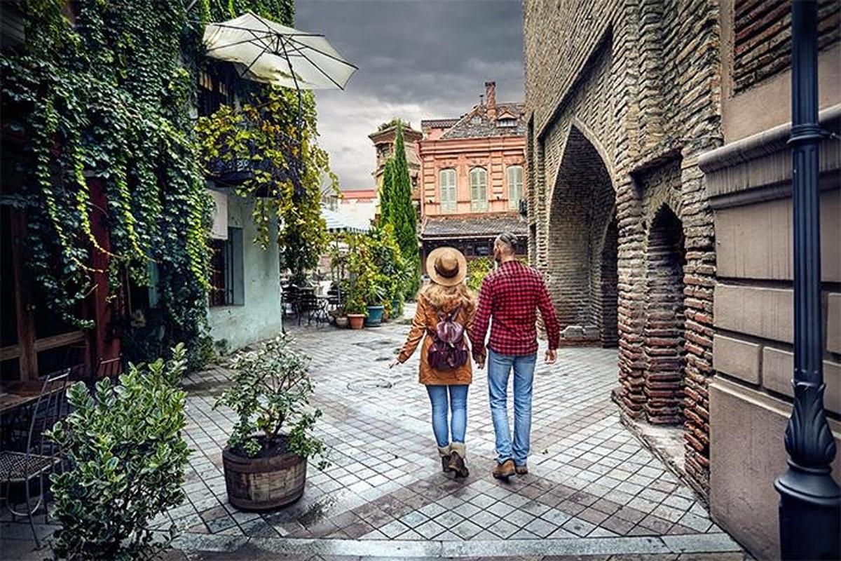 um homem e uma mulher caminhando por uma rua