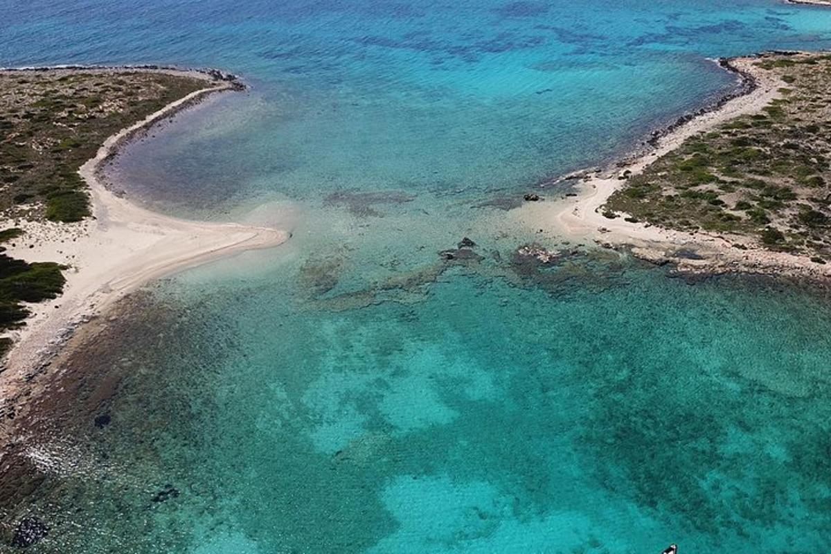 vista aèria d'una platja amb aigües turqueses