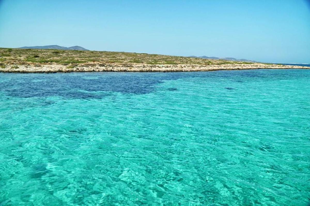 una gran massa d'aigua amb una illa al fons