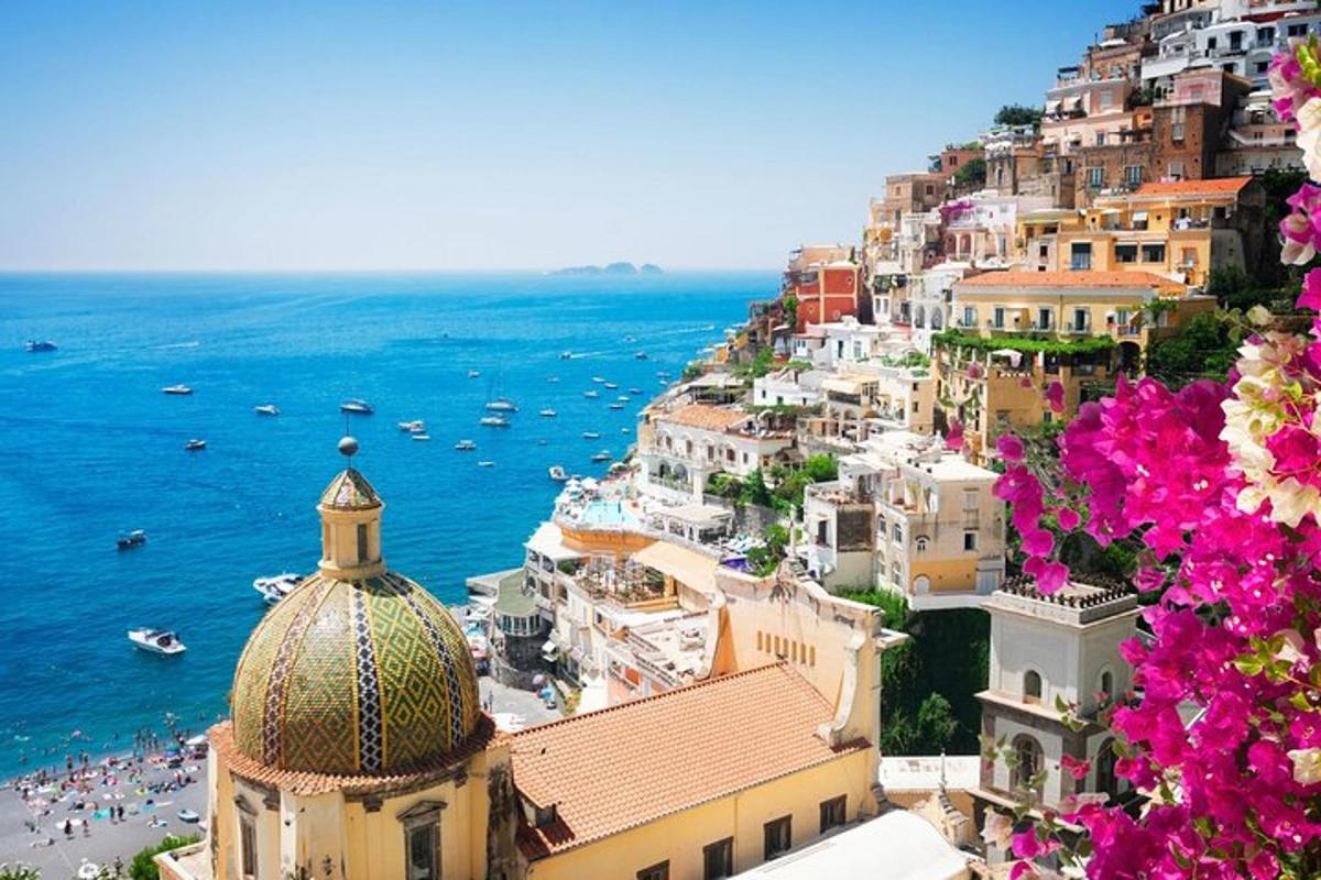o vedere a coastei Amalfi cu o clădire